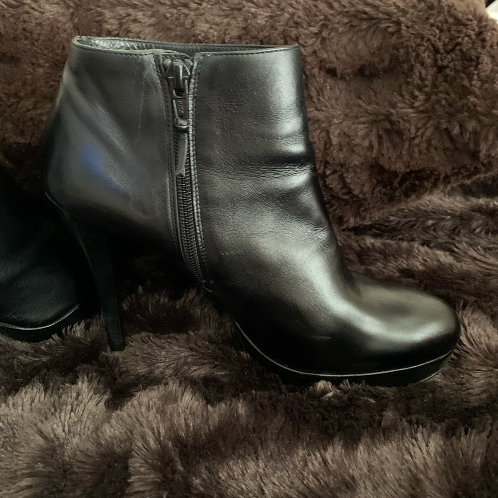 Stuart Weitzman - Picture 4 of 5